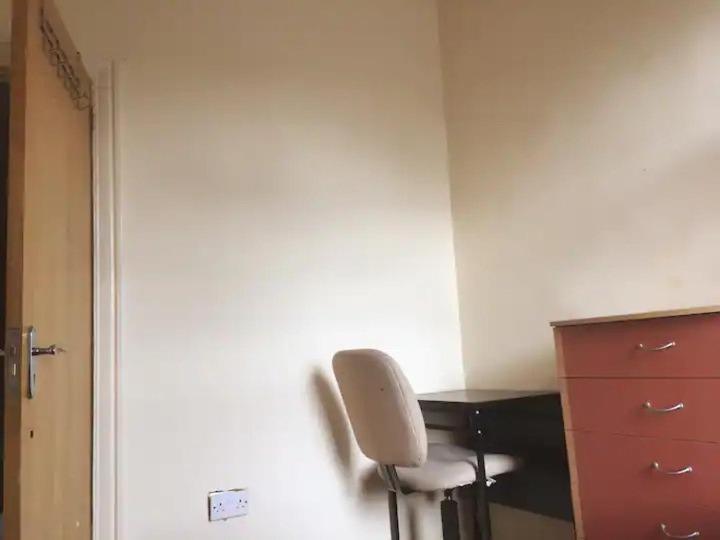 Single Room - Town & University Nearby, 24H Bus, Airport-Linked マンチェスター エクステリア 写真